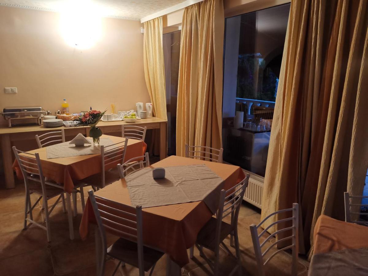 Stars Livezeni Hotel Ivanesti Exterior photo